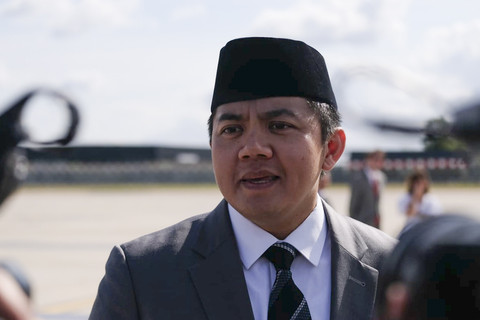 Sekretaris Kabinet (Seskab) Letkol Teddy Indra Wijaya di Bandara Orly, Paris, Prancis, Selasa (15/7/2025). Foto: Luthfi Humam/kumparan