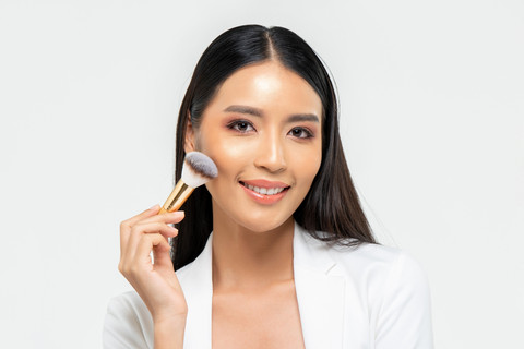 Kaleidoskop 2025: Makeup dan Skin Care yang Jadi Tren di Tahun Ini. Foto: Shutterstock