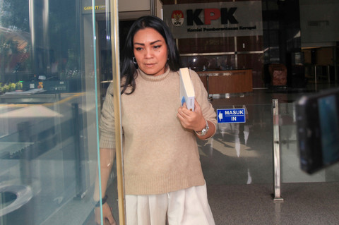 Mantan staf khusus (stafsus) Menteri Ketenagakerjaan periode 2014-2019 Hanif Dhakiri, Maria Magdalena S berjalan usai diperiksa di Gedung Merah Putih KPK, Jakarta, Selasa (15/7/2025). Foto: Reno Esnir/ANTARA FOTO