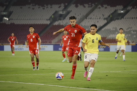 Pemain Timnas Indonesia Jens Raven berusaha melewati pemain Timnas Brunei Darussalam Abdul Hafiy Bin Herman pada pertandingan Grup A Piala AFF U-23 2025 di Stadion Utama Gelora Bung Karno (SUGBK), Jakarta, Selasa (15/7/2025). Foto: Jamal ...                    </div>

                    <div class=