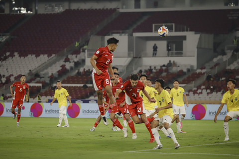 Pemain Timnas Indonesia Rayhan Hanan menyundul bola ke arah gawang Timnas Brunei Darussalam pada pertandingan Grup A Piala AFF U-23 2025 di Stadion Utama Gelora Bung Karno (SUGBK), Jakarta, Selasa (15/7/2025). Foto: Jamal Ramadhan/kumparan