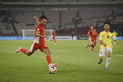 Pemain Timnas Indonesia Robi Darwis menend... </div>
<div class=