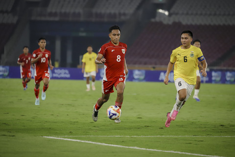 Pemain Timnas Indonesia Rayhan Hannan menggiring bola melewati pemain Timnas Brunei Darussalam Abdul Hafiy Bin Herman pada pertandingan Grup A Piala AFF U-23 2025 di Stadion Utama Gelora Bung Karno (SUGBK), Jakarta, Selasa (15/7/2025). Foto: Jamal Ramadhan/kumparan
