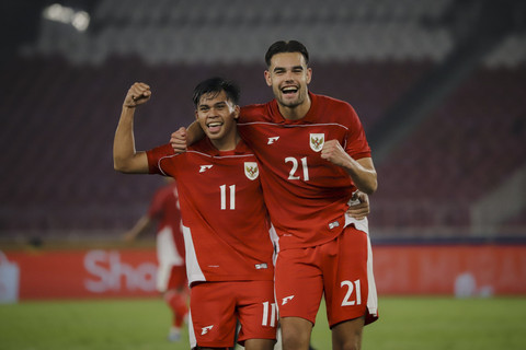 Pemain Timnas Indonesia Jens Raven berselebrasi bersama rekan setimnnya usai mencetak gol ke gawang Timnas Brunei Darussalam pada pertandingan Grup A Piala AFF U-23 2025 di Stadion Utama Gelora Bung Karno (SUGBK), Jakarta, Selasa (15/7/2025). Foto: Jamal Ramadhan/kumparan