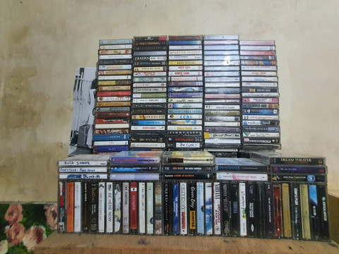 Beberapa koleksi kaset pita yang jarang diminati kawula muda/Anyelir.