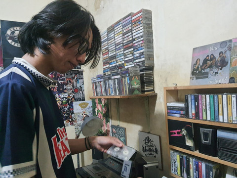 Adi yang sedang memutar salah satu koleksi kasetnya/Anyelir.
