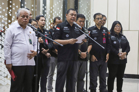 Kapuspenkum Kejagung Harli Siregar dan Direktur Penyidikan Jampidsus Kejagung Abdul Qohar menjelaskan materi konferensi pers terkait dugaan kasus korupsi Chromebook di Kemendikbudristek di Gedung Kejagung RI, Jakarta, Selasa (15/7/2025). Foto: Iqbal Firdaus/kumparan