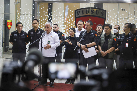 Kapuspenkum Kejagung Harli Siregar dan Direktur Penyidikan Jampidsus Kejagung Abdul Qohar menjelaskan materi konferensi pers terkait dugaan kasus korupsi Chromebook di Kemendikbudristek di Gedung Kejagung RI, Jakarta, Selasa (15/7/2025). Foto: Iqbal Firdaus/kumparan