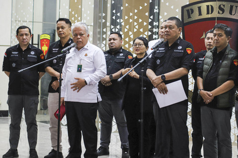 Kapuspenkum Kejagung Harli Siregar dan Direktur Penyidikan Jampidsus Kejagung Abdul Qohar menjelaskan materi konferensi pers terkait dugaan kasus korupsi Chromebook di Kemendikbudristek di Gedung Kejagung RI, Jakarta, Selasa (15/7/2025). Foto: Iqbal Firdaus/kumparan