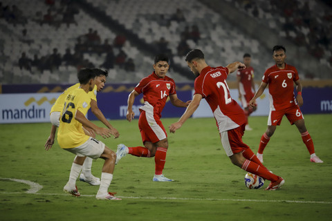 Pemain Timnas Indonesia Jens Raven menggiring bola melewati dua Timnas Brunei Darussalam pada pertandingan Grup A Piala AFF U-23 2025 di Stadion Utama Gelora Bung Karno (SUGBK), Jakarta, Selasa (15/7/2025). Foto: Jamal Ramadhan/kumparan