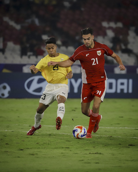 Pemain Timnas Indonesia Jens Raven berusaha melewati pemain Timnas Brunei Darussalam Mohammad Nazry Aiman pada pertandingan Grup A Piala AFF U-23 2025 di Stadion Utama Gelora Bung Karno (SUGBK), Jakarta, Selasa (15/7/2025). Foto: Jamal Ramadhan/kumparan 