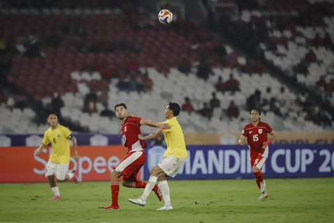 Pemain Timnas Indonesia Jens Raven berebut bola dengan pemain Timnas Brunei Darussalam pada pertandingan Grup A Piala AFF U-23 2025 di Stadion Utama Gelora Bung Karno (SUGBK), Jakarta, Selasa (15/7/2025). Foto: Jamal Ramadhan/kumparan