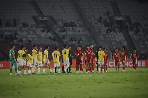 Sejumlah pemain Timnas Indonesia bersalaman dengan pemain Timnas Brunei Darussalam pada pertandingan Grup A Piala AFF U-23 2025 di Stadion Utama Gelora Bung Karno (SUGBK), Jakarta, Selasa (15/7/2025). Foto: Jamal Ramadhan/kumparan