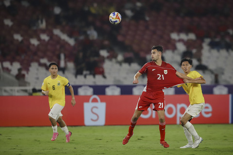 Pemain Timnas Indonesia Jens Raven berebut bola dengan pemain Timnas Brunei Darussalam pada pertandingan Grup A Piala AFF U-23 2025 di Stadion Utama Gelora Bung Karno (SUGBK), Jakarta, Selasa (15/7/2025). Foto: Jamal Ramadhan/kumparan