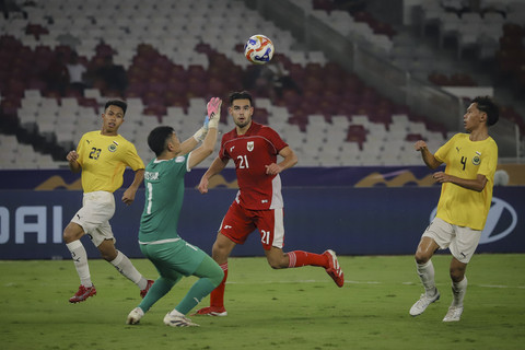 Pemain Timnas Indonesia Jens Raven menendang bola ke arah gawang Timnas Brunei Darussalam yang dijaga kiper Muhd Khairul Hisyam pada pertandingan Grup A Piala AFF U-23 2025 di Stadion Utama Gelora Bung Karno (SUGBK), Jakarta, Selasa (15/7/2025). Foto: Jamal Ramadhan/kumparan