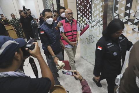 Direktur SMP Kemendikbudristek 2020-2021 Mulatsyah mengenakan rompi tahanan usai ditahan terkait kasus korupsi pengadaan laptop di Kemendikbudristek di Kejagung, Jakarta, Selasa (15/7/2025). Foto: Iqbal Firdaus/kumparan