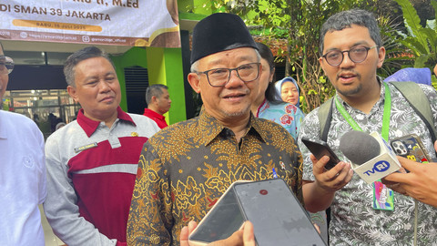 Menteri Pendidikan Dasar dan Menengah Abdul Mu'ti saat ditemui di SMA Negeri 39 Jakarta, Rabu (16/7/2025). Foto: Nasywa Athifah/kumparan