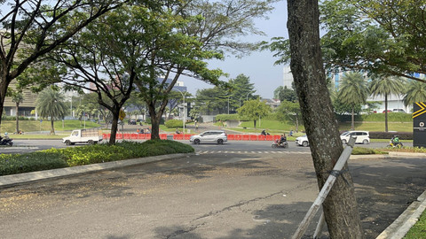 Suasana Jalan Sisingamangaraja dan Jalan Boulevard Bintaro Jaya di dekat TKP penemuan mayat di Bintaro, Tangerang Selatan, Rabu (16/7/2025). Foto: Rayyan Farhansyah/kumparan