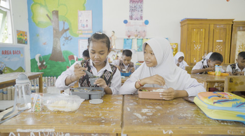 Murid UPTD SDN Papela kini sudah menggunaka kotak bekal untuk jajan dan makan siang sebagai upaya mengurangi sampah di sekolah. Foto: AIA Indonesia