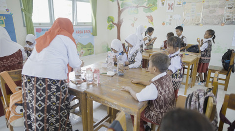UPTD SDN Papela menyediakan satu jam pelajaran untuk melangsungkan program Ecolitera. Foto: AIA Indonesia