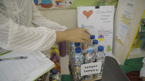 Pengumpulan sampah yang dilakukan murid dari UPTD SDN Papela, Rote Ndao, NTT. Foto: AIA Indonesia
