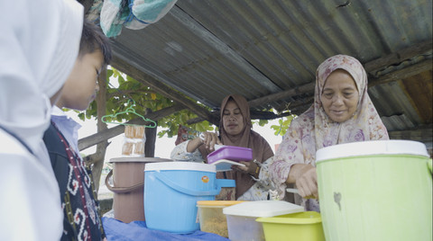 Masyarakat di area UPTD SDN Papela, Rote Ndao, NTT, juga ikut membantu mendukung program dengan meminimalisir penggunaan sampah plastik. Foto: AIA Indonesia