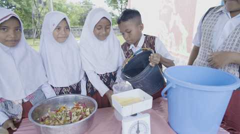 Murid UPTD SDN Papela, Rote Ndao, NTT, membuat ecoenzym dari sampah organik di sekolah. Foto: AIA Indonesia
