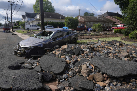 Puing-puing, reruntuhan dan sebuah mobil yang rusak tergeletak di sebuah jalan setelah banjir akibat hujan di daerah North Plainfield, New Jersey, AS, Selasa (15/7/2025). Foto: Seth Wenig/AP PHOTO