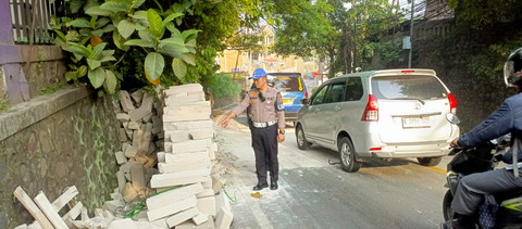 Muatan hebel yang tumpah usai kecelakaan truk di Sawangan, Depok, Jawa Barat. Dok. Satlantas Polres Metro Depok