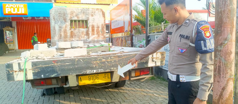 Truk yang kecelakaan di Sawangan, Depok, Jawa Barat. Dok. Satlantas Polres Metro Depok