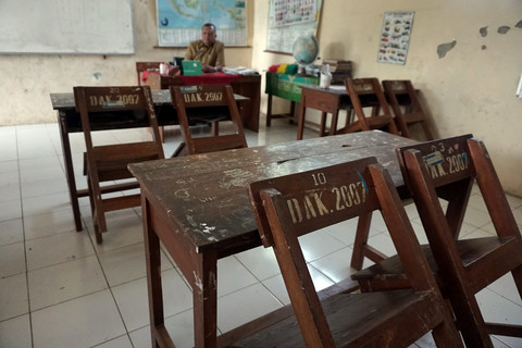 Seorang guru duduk di kursi ruang kelas I yang tidak mendapat peserta didik baru di SDN Kranggan 01, Tersono, Kabupaten Batang, Jawa Tengah, Senin (14/7/2025).  Foto: Harviyan Perdana Putra/ANTARA FOTO