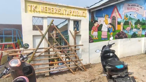 Penampakan gerbang Sekolah Dasar Negeri (SDN) Kuranji di Kecamatan Taktakan, Kota Serang, Banten disegel oleh ahli waris pada Rabu (16/7/2025). Foto: kumparan