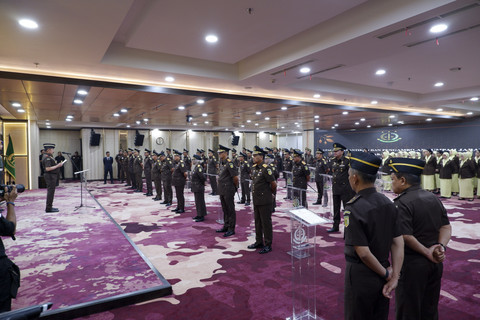 Jaksa Agung ST Burhanuddin memberikan sambutan pada acara upacara pelantikan 34 pejabat lingkungan Korps Adhyaksa di Gedung Utama Kejaksaan Agung, Jakarta Selatan, Rabu (16/7/2025). Foto: Dok. Kejagung