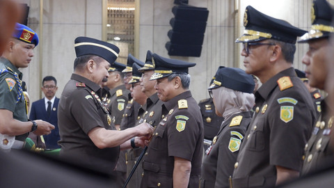 Jaksa Agung ST Burhanuddin memberikan pin saat upacara pelantikan 34 pejabat lingkungan Korps Adhyaksa di Gedung Utama Kejaksaan Agung, Jakarta Selatan, Rabu (16/7/2025). Foto: Dok. Kejagung
