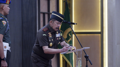 Jaksa Agung ST Burhanuddin memberikan tanda tangan pada acara upacara pelantikan 34 pejabat lingkungan Korps Adhyaksa di Gedung Utama Kejaksaan Agung, Jakarta Selatan, Rabu (16/7/2025). Foto: Dok. Kejagung