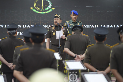 Jaksa Agung ST Burhanuddin memberikan sambutan pada acara upacara pelantikan 34 pejabat lingkungan Korps Adhyaksa di Gedung Utama Kejaksaan Agung, Jakarta Selatan, Rabu (16/7/2025). Foto: Dok. Kejagung