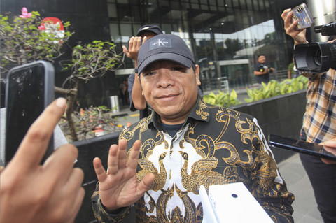 Mantan staf khusus Menteri Ketenagakerjaan periode 2014-2019 Hanif Dhakiri, Luqman Hakim berjalan usai menjalani pemeriksaan di Gedung Merah Putih KPK, Jakarta, Rabu (16/7/2025). Foto: Reno Esnir/ANTARA FOTO
