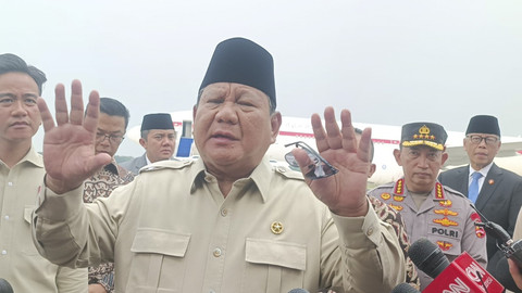 Presiden Republik Indonesia Prabowo Subianto memberkan keterangan saat tiba di Lanud Halim Perdanakusuma, Jakarta Timur, Rabu (16/7/2025). Foto: Zamachsyari/kumparan