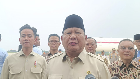 Presiden Republik Indonesia Prabowo Subianto memberkan keterangan saat tiba di Lanud Halim Perdanakusuma, Jakarta Timur, Rabu (16/7/2025). Foto: Zamachsyari/kumparan
