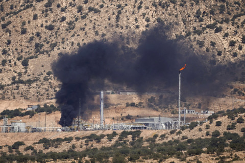 Asap membumbung di atas ladang minyak setelah serangan pesawat tak berawak, di pinggiran kota Zakho di Wilayah Kurdistan, Irak, Rabu (16/7/2025). Foto: Ismael ADNAN/AFP