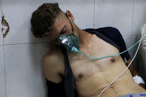 Seorang warga Palestina menerima bantuan medis setelah insiden di Gaza, Rabu (16/7/2025). Foto: Hatem Khaled/REUTERS