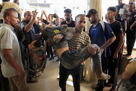 Seorang warga Palestina menerima bantuan medis setelah insiden di rumah sakit Nasser, Khan Younis, Jalur Gaza, Rabu (16/7/2025). Foto: Hatem Khaled/REUTERS