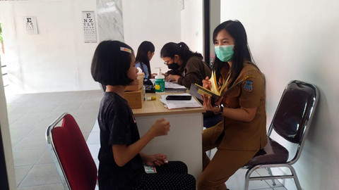 Siswa Sekolah Rakyat Menengah Pertama 21 Manado, saat dilakukan Cek Kesehatan Gratis oleh Dinas Kesehatan Kota Manado.
