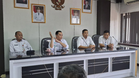 Wali Kota Serang Budi Rustandi menerima pengaduan dari para guru-guru SDN Kuranji di Pusat Pemerintahan Kota (Puspemkot) Serang terkait penyegelan sekolah pada Rabu (16/7/2025). Foto: Dok. kumparan