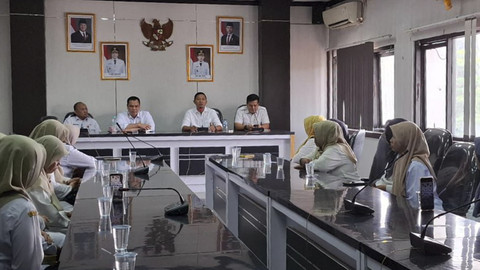 Wali Kota Serang Budi Rustandi menerima pengaduan dari para guru-guru SDN Kuranji di Pusat Pemerintahan Kota (Puspemkot) Serang terkait penyegelan sekolah pada Rabu (16/7/2025). Foto: Dok. kumparan