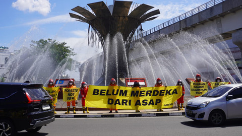 Aksi ISSPA di depan air mancur Masjid Agung Kota Palembang. Mereka membentangkan spanduk bertuliskan "Belum Merdeka Dari Asap" yang disaksikan oleh masyarakat yang berlalu-lalang di sana/Anyelir. 