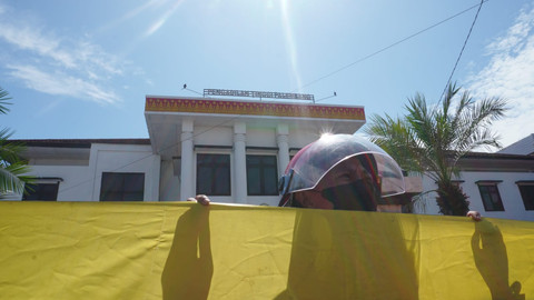 Sekitar 10 anggota ISSPA turut hadir. Aksi ini dilakukan di 2 tempat, yakni Pengadilan Tinggi Kota Palembang dan air mancur di depan Masjid Agung/Anyelir. 