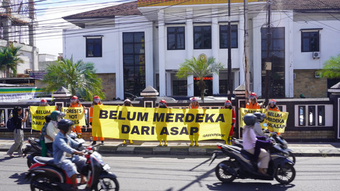 Aksi ISSPA saat membentangkan spanduk di depan Pengadilan Tinggi Kota Palembang dengan tujuan mengkampanyekan isu kabut asap di Sumsel/Anyelir. 