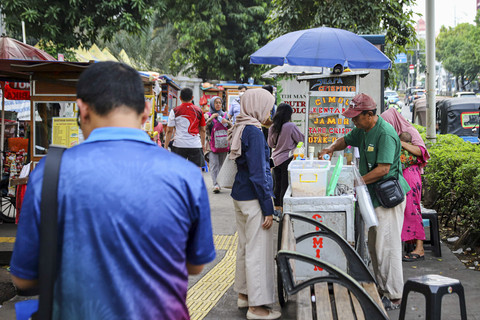 Suasana pedagang berjualan di jalur pedestrian di kawasan Salemba, Jakarta, Rabu (16/7/2025). Foto: Iqbal Firdaus/kumparan