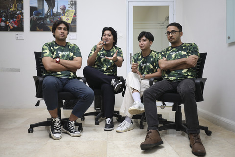 Pemeran film Believe Zidni Hakim (kiri), Ajil Ditto (kedua kiri), Tubagus Ali (kedua kanan), dan Haydar Salishz (kanan) saat media visit ke kumparan, Rabu (16/7/2025). Foto: Dicky Adam Sidiq/kumparan